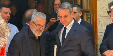 Στο πλευρό της οικογένειας Νέστορα ο Πρωθυπουργός – Συνομίλησε και με αρκετό κόσμο