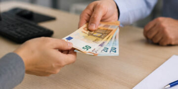 Καύσωνας στην Κοζάνη: Συνεχής ανεφοδιασμός των ποτιστρών για τα αδέσποτα