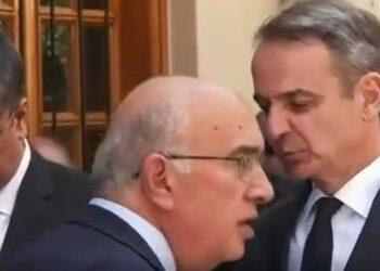Tο ολογόλεπτο τετ-α-τετ Κυριάκου Μητσοτάκη – Μιχάλη Παπαδόπουλου έξω από το Ναό