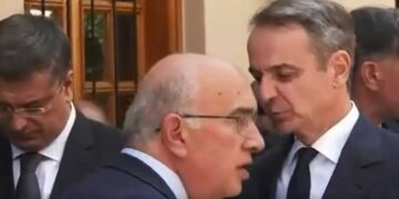 Tο ολογόλεπτο τετ-α-τετ Κυριάκου Μητσοτάκη – Μιχάλη Παπαδόπουλου έξω από το Ναό