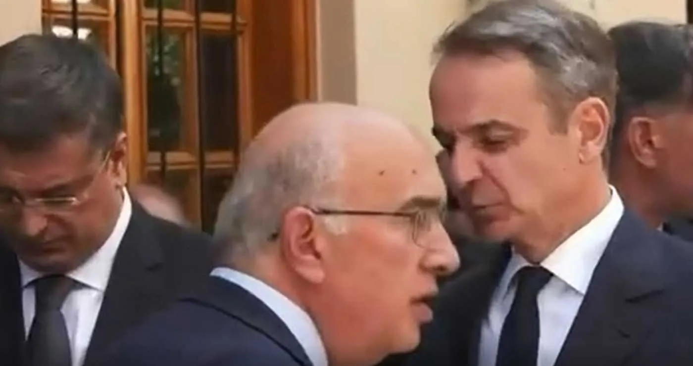 Tο ολογόλεπτο τετ-α-τετ Κυριάκου Μητσοτάκη – Μιχάλη Παπαδόπουλου έξω από το Ναό