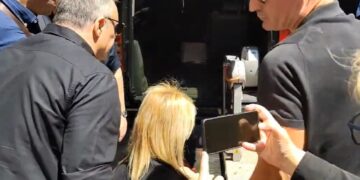Η άφιξη της Αφροδίτης Νέστορα στην κηδεία της μητέρας της Βάγιας (video)