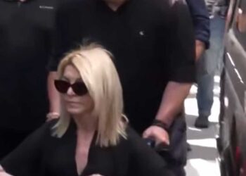 Η άφιξη της Αφροδίτης Νέστορα στην κηδεία της μητέρας της Βάγιας (video)