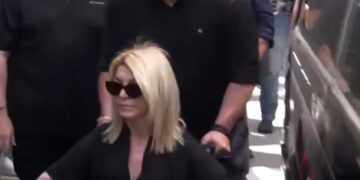 Η άφιξη της Αφροδίτης Νέστορα στην κηδεία της μητέρας της Βάγιας (video)