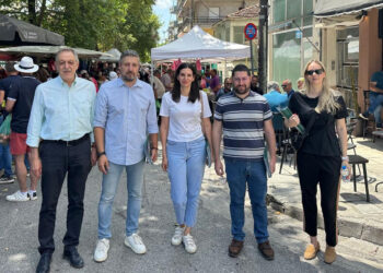 Όλγα Μαρκογιαννάκη, Πάρις Κουκουλόπουλος και στελέχη του ΠΑΣΟΚ Κοζάνης μίλησαν με πολίτες και παραγωγούς στη λαϊκή αγορά
