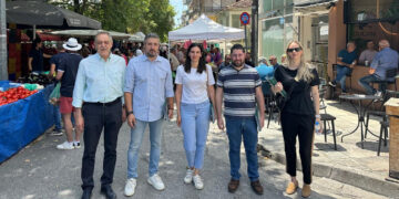 Όλγα Μαρκογιαννάκη, Πάρις Κουκουλόπουλος και στελέχη του ΠΑΣΟΚ Κοζάνης μίλησαν με πολίτες και παραγωγούς στη λαϊκή αγορά
