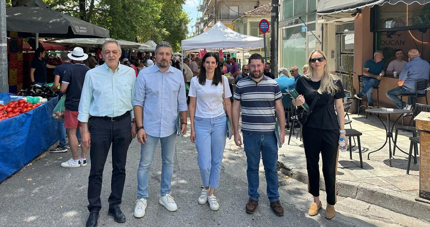 Όλγα Μαρκογιαννάκη, Πάρις Κουκουλόπουλος και στελέχη του ΠΑΣΟΚ Κοζάνης μίλησαν με πολίτες και παραγωγούς στη λαϊκή αγορά