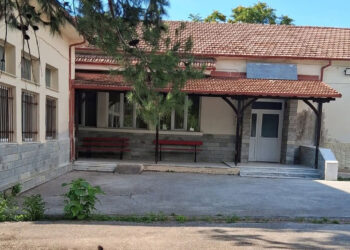 Το παλιό Δημοτικό Σχολείο Προαστείου – “Τα κουδούνια σώπασαν εδώ και δέκα χρόνια”