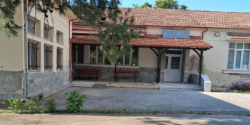 Το παλιό Δημοτικό Σχολείο Προαστείου – “Τα κουδούνια σώπασαν εδώ και δέκα χρόνια”