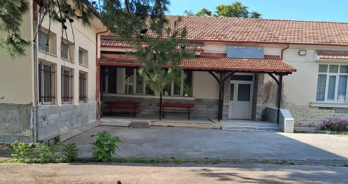 Το παλιό Δημοτικό Σχολείο Προαστείου – “Τα κουδούνια σώπασαν εδώ και δέκα χρόνια”
