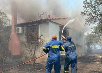 Κάηκαν σπίτια στο Φίχτι Αργολίδος, απειλούνται κατοικίες στον Άγιο Βασίλειο – Εκατοντάδες οι απεγκλωβισμοί με βάρκες, μπαράζ από 112 για εκκενώσεις
