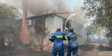 Κάηκαν σπίτια στο Φίχτι Αργολίδος, απειλούνται κατοικίες στον Άγιο Βασίλειο – Εκατοντάδες οι απεγκλωβισμοί με βάρκες, μπαράζ από 112 για εκκενώσεις