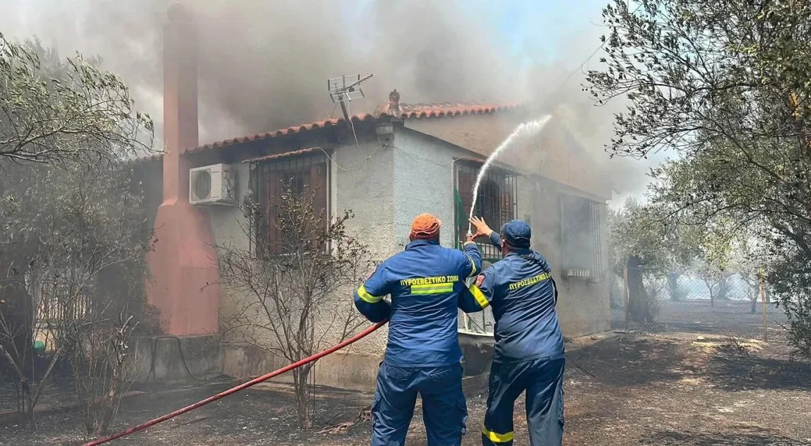 Κάηκαν σπίτια στο Φίχτι Αργολίδος, απειλούνται κατοικίες στον Άγιο Βασίλειο – Εκατοντάδες οι απεγκλωβισμοί με βάρκες, μπαράζ από 112 για εκκενώσεις
