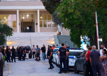 Νεκρή μία 90χρονη από τη φωτιά στο Σισμανόγλειο νοσοκομείο, υπέστη ανακοπή κατά την εκκένωση