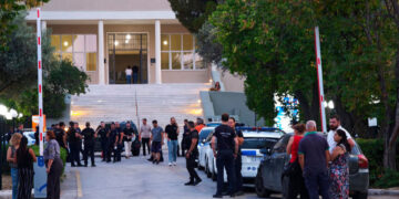 Νεκρή μία 90χρονη από τη φωτιά στο Σισμανόγλειο νοσοκομείο, υπέστη ανακοπή κατά την εκκένωση