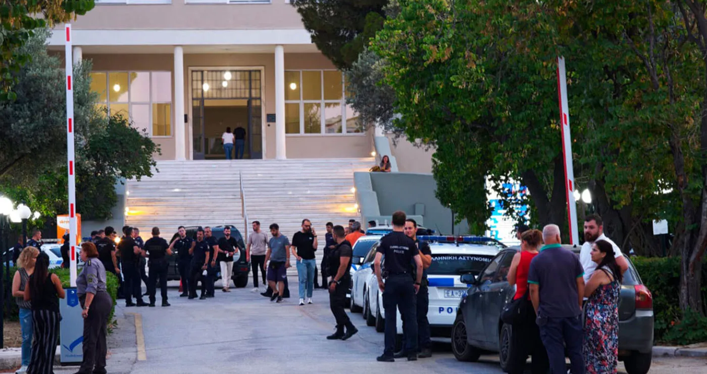 Νεκρή μία 90χρονη από τη φωτιά στο Σισμανόγλειο νοσοκομείο, υπέστη ανακοπή κατά την εκκένωση