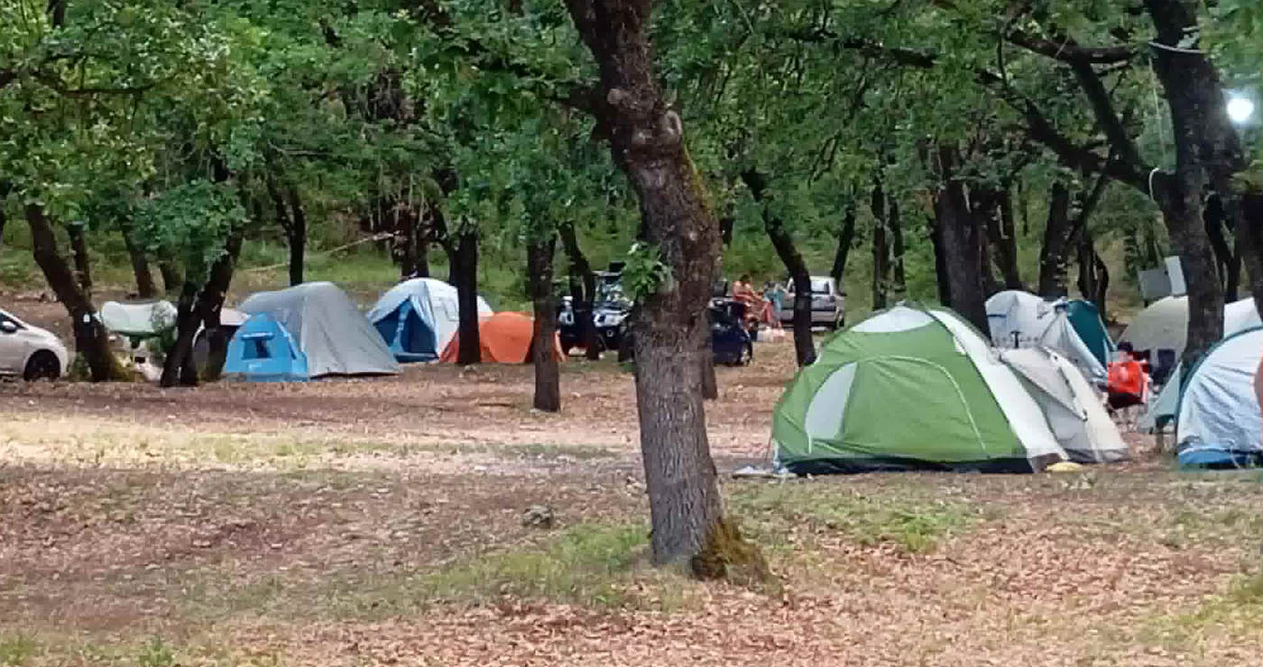 Πέτυχε και στο camping το Strana Fest: Σκηνές, παρέες και φεστιβαλική ζωή στο Φράγμα Περδίκκα