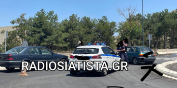 Πρώτο ατύχημα στη νέα βόρεια είσοδο της Σιάτιστας – Ι.Χ. παρέσυρε πινακίδα