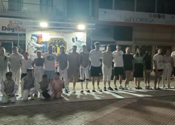Μια ομάδα αθλητών ξιφασκίας στέκεται στην πλατεία Γ. Μόδη στη Φλώρινα κατά τη διάρκεια της ανοιχτής προπόνησης για τον αθλητισμό ισότητα φλώρινα.