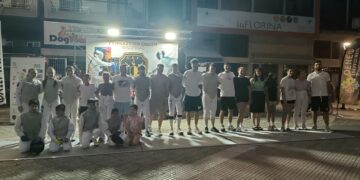 Μια ομάδα αθλητών ξιφασκίας στέκεται στην πλατεία Γ. Μόδη στη Φλώρινα κατά τη διάρκεια της ανοιχτής προπόνησης για τον αθλητισμό ισότητα φλώρινα.