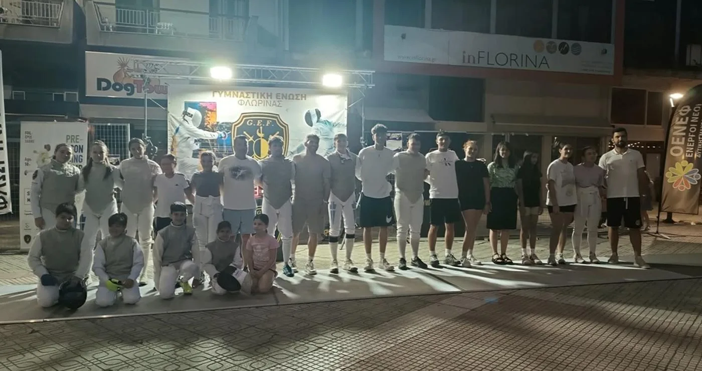 Μια ομάδα αθλητών ξιφασκίας στέκεται στην πλατεία Γ. Μόδη στη Φλώρινα κατά τη διάρκεια της ανοιχτής προπόνησης για τον αθλητισμό ισότητα φλώρινα.