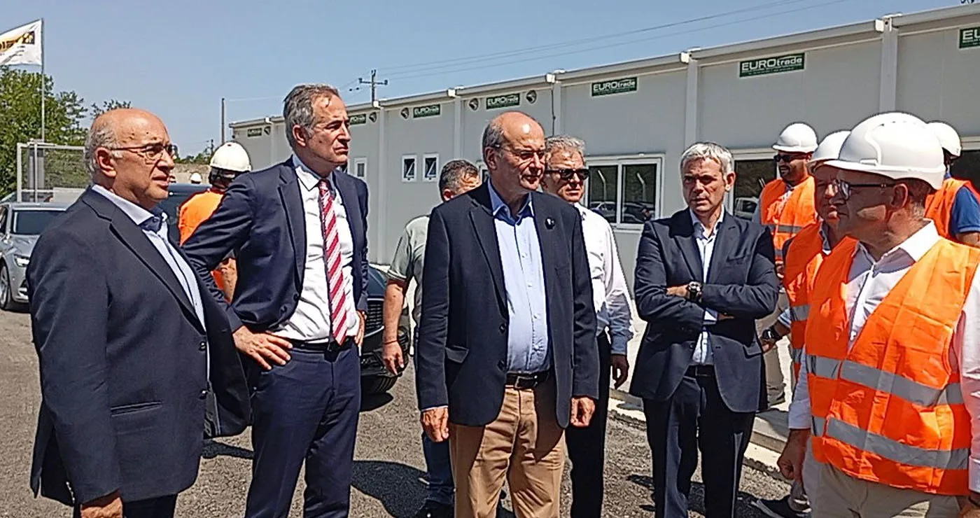 Χατζηδάκης: Ξενάγηση στον Κόμβο Υδρογόνου του ΕΚΕΤΑ στην Πτολεμαΐδα – Από τον Ιανουάριο του ’27 η παραγωγή υδρογόνου