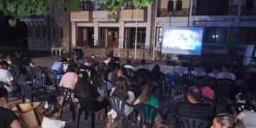 Ένα πλήθος ανθρώπων παρακολουθεί μια ταινία σε έναν θερινό κινηματογράφο στη Φλώρινα, απολαμβάνοντας μια καλοκαιρινή βραδιά.