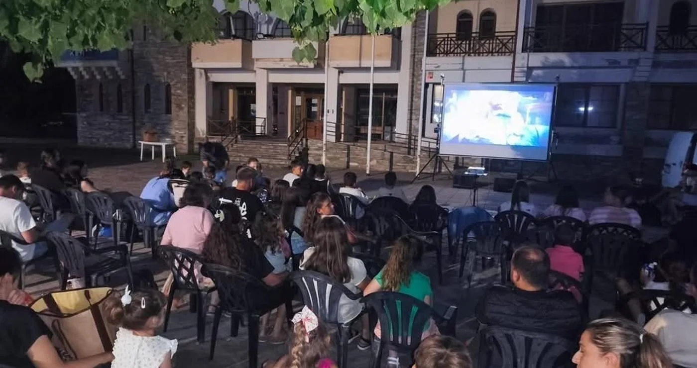 Ένα πλήθος ανθρώπων παρακολουθεί μια ταινία σε έναν θερινό κινηματογράφο στη Φλώρινα, απολαμβάνοντας μια καλοκαιρινή βραδιά.