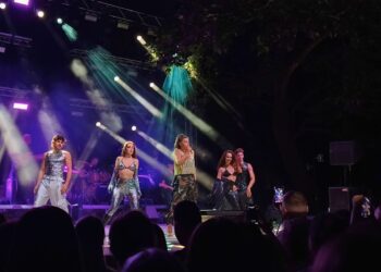 «Γουστάρω πολύ που είμαι εδώ» – Η Έλενα Παπαρίζου ξεσήκωσε το Βελβεντό σε μια μοναδική συναυλία (Φωτογραφίες & Βίντεο)