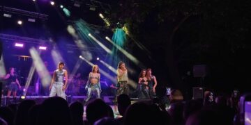 «Γουστάρω πολύ που είμαι εδώ» – Η Έλενα Παπαρίζου ξεσήκωσε το Βελβεντό σε μια μοναδική συναυλία (Φωτογραφίες & Βίντεο)
