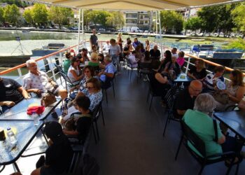 Απόδημοι Καστοριανοί απολαμβάνουν μια πλωτή περιήγηση στη λίμνη της Καστοριάς με το τουριστικό καράβι «Ολυμπία».