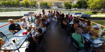 Απόδημοι Καστοριανοί απολαμβάνουν μια πλωτή περιήγηση στη λίμνη της Καστοριάς με το τουριστικό καράβι «Ολυμπία».