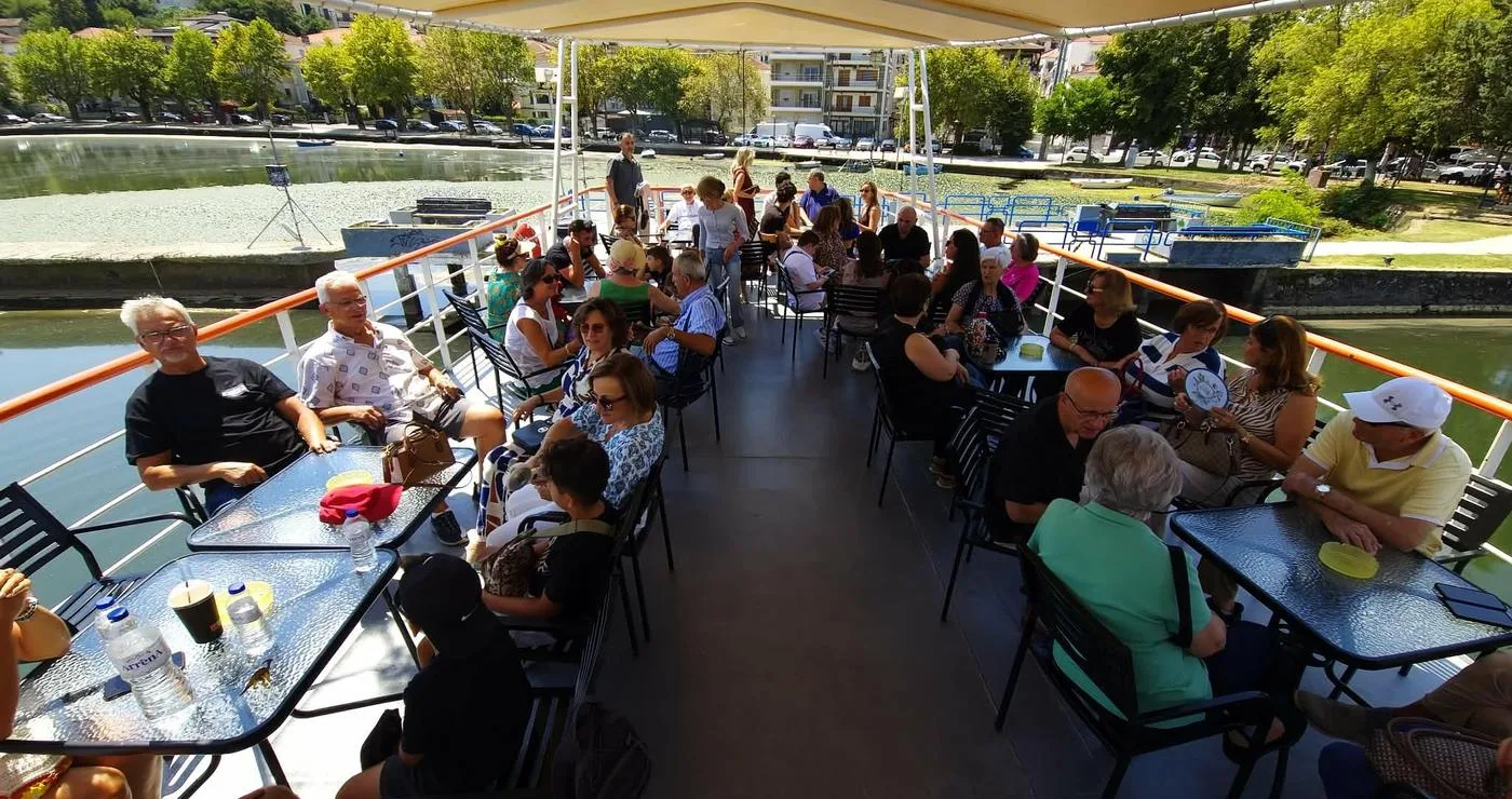 Απόδημοι Καστοριανοί απολαμβάνουν μια πλωτή περιήγηση στη λίμνη της Καστοριάς με το τουριστικό καράβι «Ολυμπία».