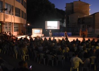 Το κοινό παρακολουθεί την παράσταση 'Γη της Επαγγελίας' στον αύλειο χώρο των 1ου – 2ου Δημοτικών Σχολείων στη Φλώρινα.