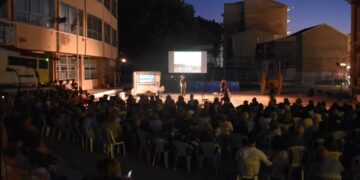 Το κοινό παρακολουθεί την παράσταση 'Γη της Επαγγελίας' στον αύλειο χώρο των 1ου – 2ου Δημοτικών Σχολείων στη Φλώρινα.
