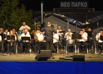 Η Φιλαρμονική του Δήμου Φλώρινας ερμηνεύει μουσική στο Νέο Πάρκο κατά τη διάρκεια του Πολιτιστικού Καλοκαιριού Φλώρινας.