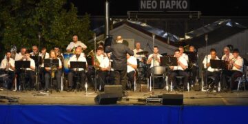 Η Φιλαρμονική του Δήμου Φλώρινας ερμηνεύει μουσική στο Νέο Πάρκο κατά τη διάρκεια του Πολιτιστικού Καλοκαιριού Φλώρινας.