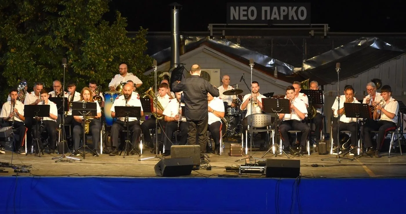 Η Φιλαρμονική του Δήμου Φλώρινας ερμηνεύει μουσική στο Νέο Πάρκο κατά τη διάρκεια του Πολιτιστικού Καλοκαιριού Φλώρινας.