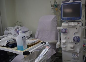 Ένα μηχάνημα αιμοκάθαρσης βρίσκεται δίπλα σε ένα νοσοκομειακό κρεβάτι στο νοσοκομείο Φλώρινας.