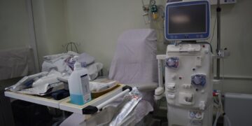 Ένα μηχάνημα αιμοκάθαρσης βρίσκεται δίπλα σε ένα νοσοκομειακό κρεβάτι στο νοσοκομείο Φλώρινας.