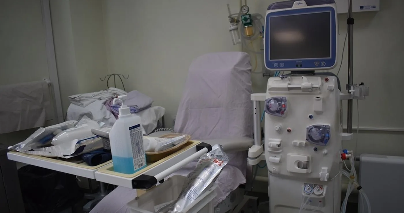 Ένα μηχάνημα αιμοκάθαρσης βρίσκεται δίπλα σε ένα νοσοκομειακό κρεβάτι στο νοσοκομείο Φλώρινας.