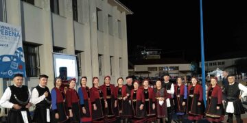 Μέλη του χορευτικού τμήματος του Συλλόγου Γρεβενιωτών Κοζάνης «Ο ΑΙΜΙΛΙΑΝΟΣ» χορεύουν παραδοσιακούς γρεβενιώτικους χορούς στο ToposFestival, αναδεικνύοντας τους Γρεβενιώτες Κοζάνης.