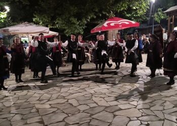 Χορευτές από το χορευτικό τμήμα του Συλλόγου Γρεβενιωτών Κοζάνης χορεύουν σε μια πλατεία στα πλαίσια των Γρεβενιώτικων Εκδηλώσεων Κοζάνης.