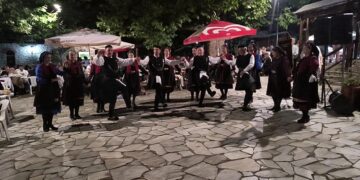 Χορευτές από το χορευτικό τμήμα του Συλλόγου Γρεβενιωτών Κοζάνης χορεύουν σε μια πλατεία στα πλαίσια των Γρεβενιώτικων Εκδηλώσεων Κοζάνης.