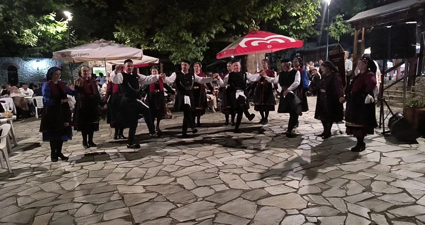 Χορευτές από το χορευτικό τμήμα του Συλλόγου Γρεβενιωτών Κοζάνης χορεύουν σε μια πλατεία στα πλαίσια των Γρεβενιώτικων Εκδηλώσεων Κοζάνης.