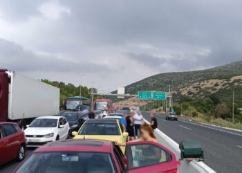 Πολύμυλος: Ουρά 3 χιλιομέτρων στα διόδια μετά από τροχαίο με νταλίκα