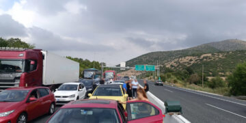 Πολύμυλος: Ουρά 3 χιλιομέτρων στα διόδια μετά από τροχαίο με νταλίκα