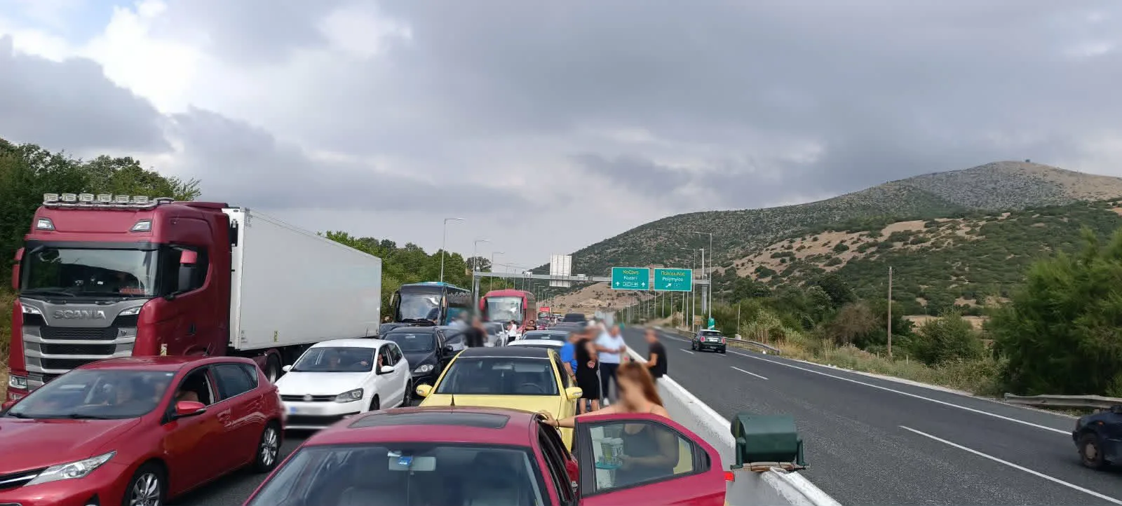 Πολύμυλος: Ουρά 3 χιλιομέτρων στα διόδια μετά από τροχαίο με νταλίκα
