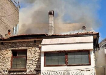 Κοζάνη: Φωτιά σε εγκαταλελειμμένο κτίριο στην οδό Ναυαρίνου – Άμεση κινητοποίηση της Πυροσβεστικής (Φωτογραφίες & Βίντεο)