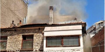 Κοζάνη: Φωτιά σε εγκαταλελειμμένο κτίριο στην οδό Ναυαρίνου – Άμεση κινητοποίηση της Πυροσβεστικής